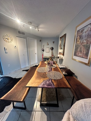 Dining - Cozy 1-bedroom condo in Miami Beach-walking distance to the BEACH (Miami Beach)