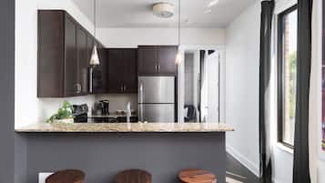 Geladeira, micro-ondas, fogão, cooktop