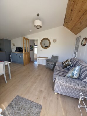 TV - Downside Annexe, 1 bedroom and private parking near beach (Woolacombe)