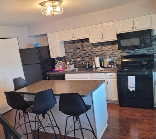 Gorgeous 3-bedroom townhome with AC in friendly Dundalk