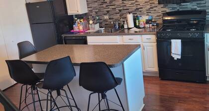 Gorgeous 3-bedroom townhome with AC in friendly Dundalk