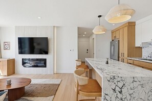 Fridge, microwave, oven, stovetop - Mission Beach Condo w/ Outdoor Living (San Diego)