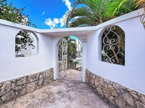 Exterior detail - Villa Calma - Lagoon view, pool & quietness (Point Pirouette)