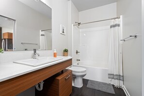 Secadora de cabello, toallas, jabón, papel de baño 