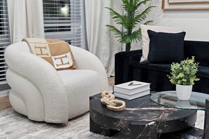TV, fireplace - New Luxury Dallas Skyline+Rooftop+Fireplace+Garage+BishopArts (Dallas)
