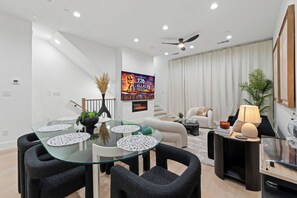 Dining - New Luxury Dallas Skyline+Rooftop+Fireplace+Garage+BishopArts (Dallas)