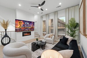TV, fireplace - New Luxury Dallas Skyline+Rooftop+Fireplace+Garage+BishopArts (Dallas)