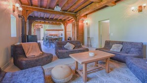 Ein gemütliches Wohnzimmer mit Sofas, einem Couchtisch und einem Essbereich mit Stühlen und einem Tisch.