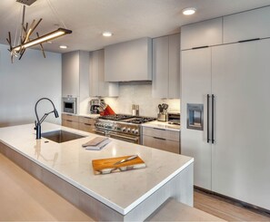 Private kitchen - Stunning 2BR Park City Kings Crown C202 condo with ski-in/ski-out access. (Park City)