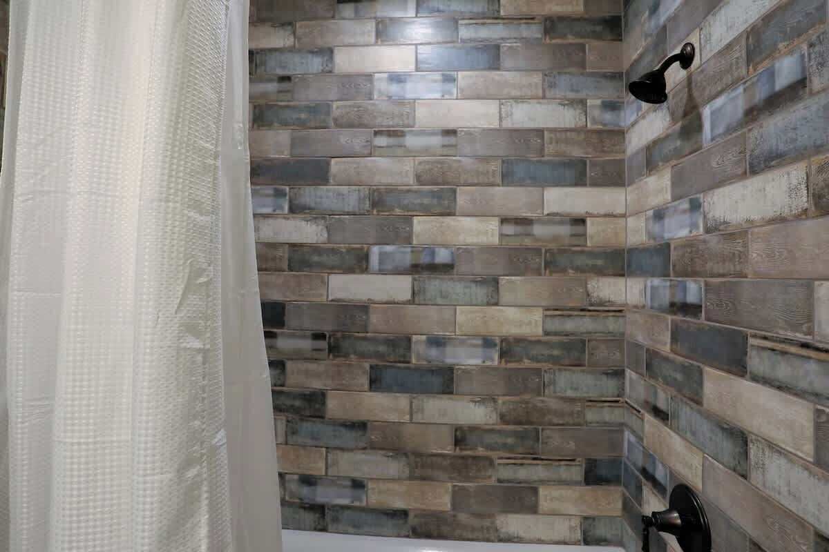 Douche, sèche-cheveux, shampoing
