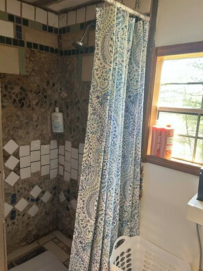 Bathroom - Beautiful 1-bedroom Tiny house with AC in charming Mountain City (Mountain City)