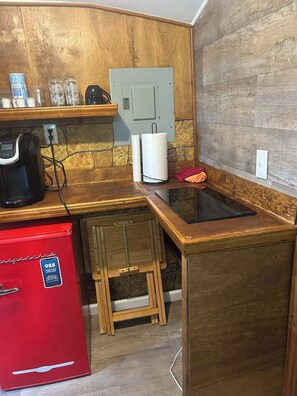 Private kitchen - Beautiful 1-bedroom Tiny house with AC in charming Mountain City (Mountain City)