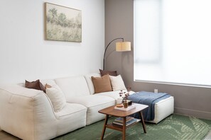 Living area - Designer Townhome w/Rooftop by UCLA & Beverly Hills (Los Angeles)