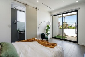 3 bedrooms, iron/ironing board, free WiFi, bed sheets - Designer Townhome w/Rooftop by UCLA & Beverly Hills (Los Angeles)