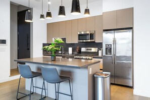 Private kitchen - Designer Townhome w/Rooftop by UCLA & Beverly Hills (Los Angeles)