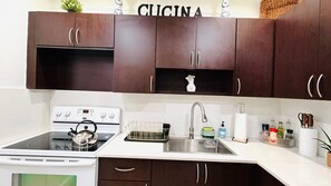 Fridge, microwave, oven, coffee/tea maker - Modern Stay Near Hard Rock - BBQ & Game Room (Opa-locka)