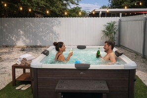 Outdoor spa tub - Modern Stay Near Hard Rock - BBQ & Game Room (Opa-locka)