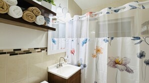 Bathroom - Modern Stay Near Hard Rock - BBQ & Game Room (Opa-locka)