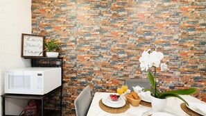 Dining - Modern Stay Near Hard Rock - BBQ & Game Room (Opa-locka)