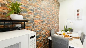 Dining - Modern Stay Near Hard Rock - BBQ & Game Room (Opa-locka)