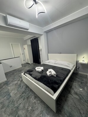 Room - ✨ Apartments in the heart of Genoa, quiet area close to station and transportation ✨ (Genova)