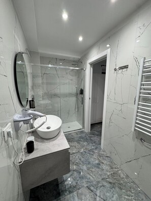 Bathroom - ✨ Apartments in the heart of Genoa, quiet area close to station and transportation ✨ (Genova)