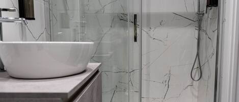 Douche, séchoir à cheveux, bidet, serviettes fournies