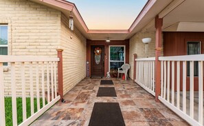 Terrace/patio - 4BR House Near San Antonio Fiesta & Lackland AFB (San Antonio)