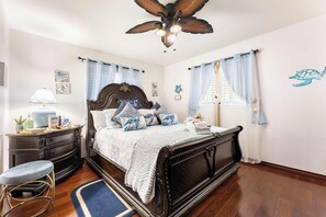 4 bedrooms, desk, iron/ironing board, travel cot - 4BR House Near San Antonio Fiesta & Lackland AFB (San Antonio)