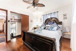 4 Schlafzimmer, Schreibtisch, Bügeleisen/Bügelbrett, Reisekinderbett