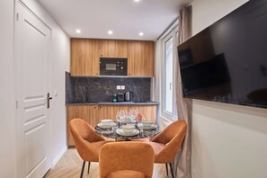 Apartment | Dining - Modern Suite Center of Paris Montmartre (Paris)