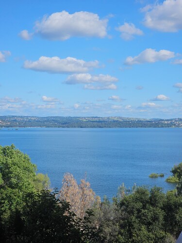 Panoramic folsom lake views. 2-bedroom house with AC in charming Granite Bay