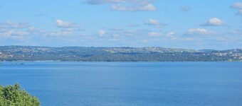 Panoramic folsom lake views. 2-bedroom house with AC in charming Granite Bay