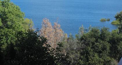 Panoramic folsom lake views. 2-bedroom house with AC in charming Granite Bay