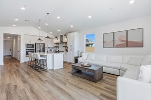 Smart TV - Luxe Paradiso: Pool, Spa, Pickleball, BBQ, Games! (Indio)