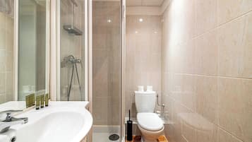 Căn hộ | Phòng tắm | Máy sấy tóc, khăn tắm, dầu gội