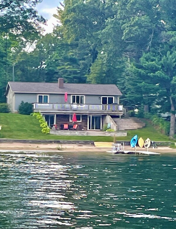 Exterior - Charming 3-bedroom lake front property on Middle Lake.  Private beach and dock. (Twin Lake)