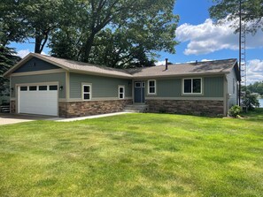 Exterior - Charming 3-bedroom lake front property on Middle Lake.  Private beach and dock. (Twin Lake)