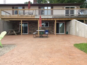 Outdoor dining - Charming 3-bedroom lake front property on Middle Lake.  Private beach and dock. (Twin Lake)