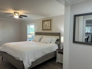 Room - Modern Home Walk to AT&T Stadium • Near Six Flags & Hurricane Harbor • Sleeps 9 (Arlington)