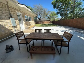 Outdoor dining - Modern Home Walk to AT&T Stadium • Near Six Flags & Hurricane Harbor • Sleeps 9 (Arlington)