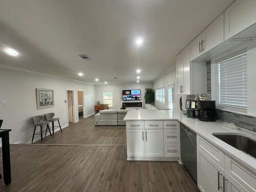 Modern Home Walk to AT&T Stadium • Near Six Flags & Hurricane Harbor • Sleeps 9