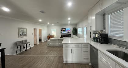 Modern Home Walk to AT&T Stadium • Near Six Flags & Hurricane Harbor • Sleeps 9