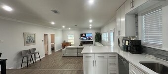 Modern Home Walk to AT&T Stadium • Near Six Flags & Hurricane Harbor • Sleeps 9