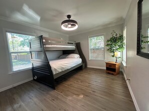 4 habitaciones, tabla de planchar con plancha, wifi y ropa de cama 