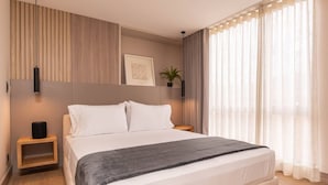 Ein modernes Schlafzimmer mit einem großen Bett, einem Nachttisch, einem an der Wand befestigten Regal mit einer Pflanze und einem Fenster mit transparenten Vorhängen.