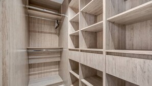A walk-in closet with open shelving and a hanging rod. - Oslo 2101 in Medell n (Medellín)