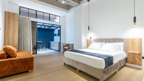 A modern bedroom with a large bed, a wooden headboard, a desk, and a chair. - Opera 101 in Medell n (Medellín)