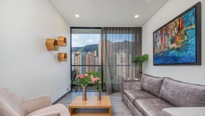 Ein modernes Wohnzimmer mit Sofa, Couchtisch und einem Gemälde.