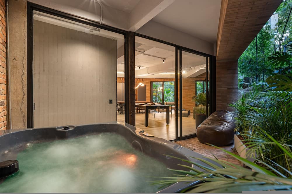 Luxury 3BR Apt With Private Jacuzzi Pool Table